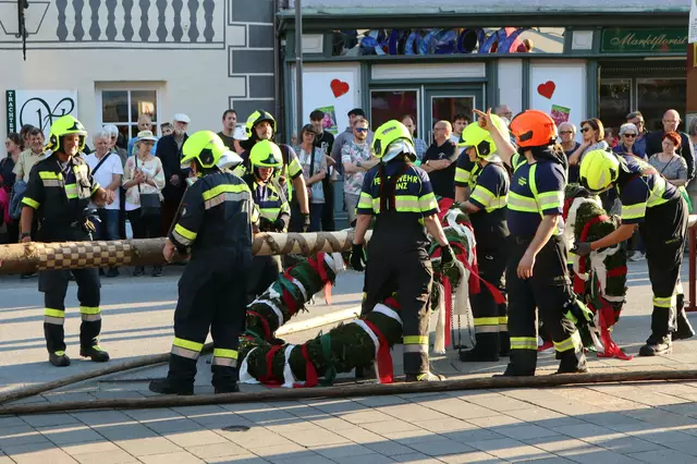 Die beiden Kränze werden eingehängt | Foto: Gerhard Langmann