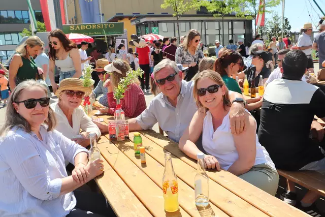 Bgm. a.D. genoss mit charmanter Damenrunde den Frühschoppen.  | Foto: Edith Ertl