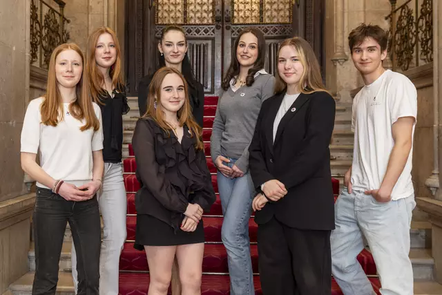 Das sind die strahlenden Siegerinnen und Sieger des Wiener Jugend-Redewettbewerbs. | Foto: WIENXTRA/Carolina Frank