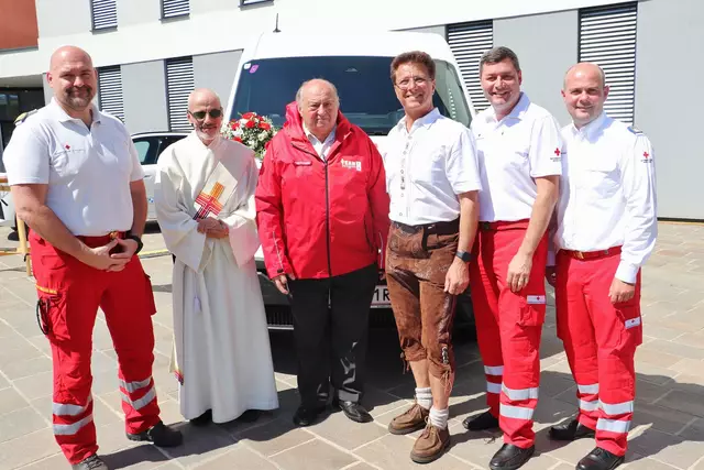 Roland Antal, Johann Ulz, Fritz Praßl, Werner Baumann, Mario Gruber und Johannes Weinrauch bei der Fahrzeugsegnung in Seiersberg-Pirka. | Foto: Edith Ertl