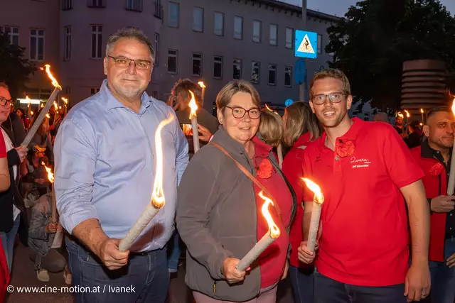 Willi Mernyi, Karin Bayer und Marco Luksch beim Fackelentzünden. | Foto: www.cine-motion.at / Ivanek