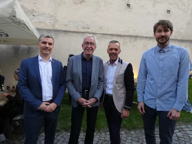 Thomas Gramann von der Standortagentur Tirol, Bgm. Herbert Mayer, Otmar Ladner von der WK Landeck und Florian Schweiger vom Talkesselmarketing freuen sich über innovative Digitalisierungsprojekte in Landeck. 