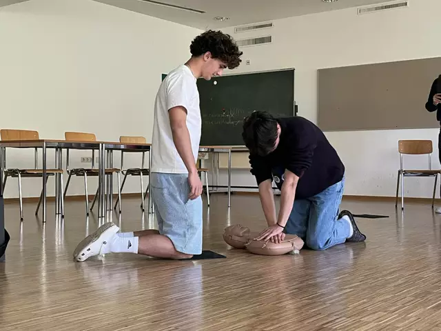 Die Schülerinnen und Schüler der HIB Saalfelden trainierten die praktische Umsetzung von Wiederbelebungsmaßnahmen. | Foto: HIB Saalfelden