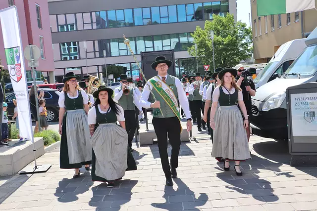 Festlich und temperamentvoll marschierte der Musikverein Seiersberg-Pirka mit Kapellmeister Raphael Gartler ein. Die 40 Musiker spielten einen wunderbaren Frühschoppen mit Melodien aus der großen Bandbreite der Blasmusik. Trotz hochsommerlicher Temperaturen am Hauptplatz in Seiersberg-Pirka hängten die Musiker nach dem Frühschoppen noch zwei Zugaben an und ernteten dafür den verdienten Applaus.  | Foto: Edith Ertl