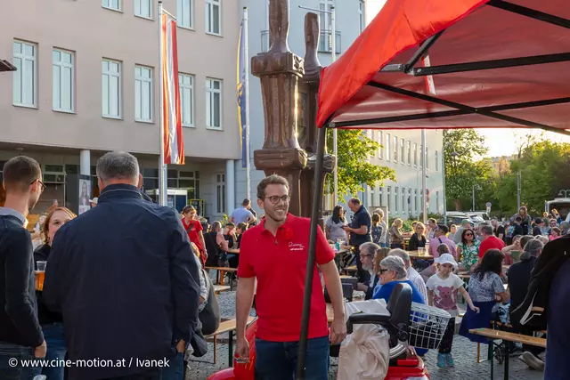 Rot, die Farbe der SPÖ, an diesem hohen Feiertag, ein Erkennungszeichen. Hier Stadtrat Marko Luksch und gleichzeitig Stadtparteivorsitzender. | Foto: www.cine-motion.at / Ivanek