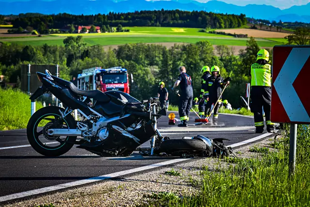 Ein Motorradfahrer ist am Staatsfeiertag, 1. Mai 2025, in St. Florian bei Linz auf die Gegenfahrbahn gekommen und frontal in einen Pkw gekracht. Er wurde schwer verletzt | Foto: TEAM FOTOKERSCHI / WERNER KERSCHBAUMMAYR