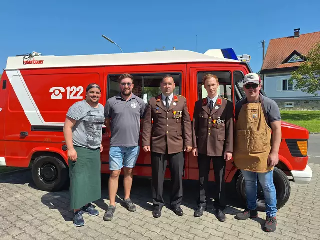 Kommandant Gerhard Mittl (Mitte) mit Mitgliedern der FF HAgensdorf | Foto: Saskia Kanczer