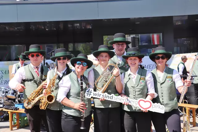 Selbst nach einem zweieinhalbstündigen Frühschoppen bei 26 Grad sehen die Musikerinnen und Musiker des Musikvereins Seiersberg-Pirka noch taufrisch aus.  | Foto: Edith Ertl