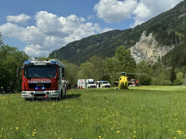 Nach einem Quadunfall stürzten ein 56-Jähriger und seine Beifahrerin über eine Böschung und mussten mittels Seilzug und Trage geborgen werden.  | Foto: FF Kammern i.L.