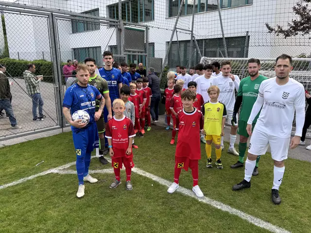 Auch in der Landesliga ein besonderer Moment. Die Nachwuchskicker der SPG Innsbruck begleiten die Spieler beim Spiel SPG Innsbruck West gegen SK Rum. | Foto: SPG Ibk