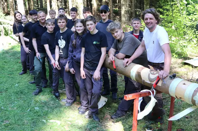 Die LFS-Erstklässer bei ihrer Schnitzarbeit im Bründlwald | Foto: Gerhard Langmann