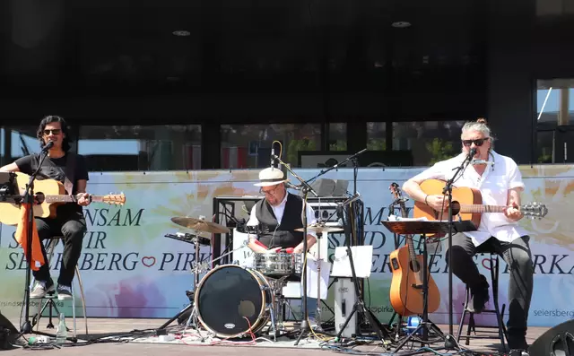 Mit englischen Coverversionen begeisterten The TasteMaker das Publikum.  | Foto: Edith Ertl