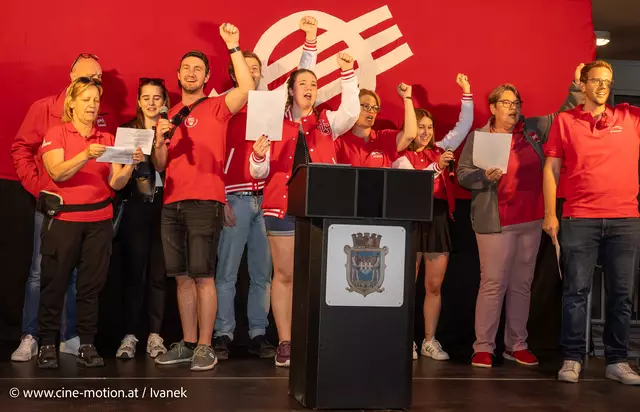 Die Chormitglieder der Freiwilligen, die mit Stimme und Handzeichen voll dabei waren. | Foto: www.cine-motion.at / Ivanek