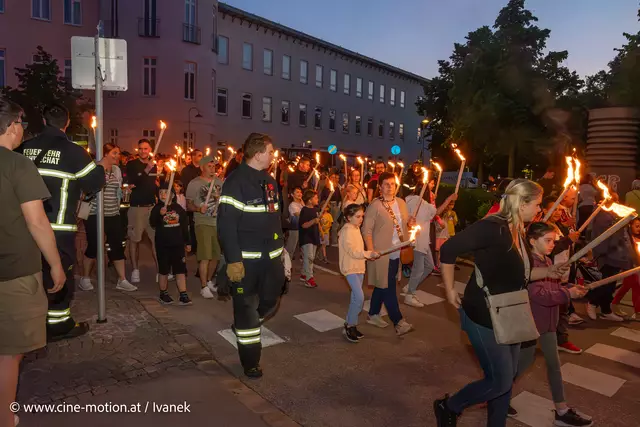 Feuerwehr und Polizei begleiten den Fackelzug. | Foto: www.cine-motion.at / Ivanek