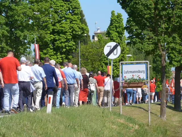 Der Festzug setzte sich in Bewegung und die zahlreichen Teilnehmer:innen machten sich auf den Weg zum Treffpunkt "Am Anger", dort erwartete sie das Maifest mit Hannes Top Musik. 