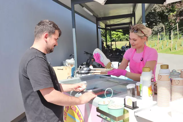 Ice on the Moove war der Renner bei hochsommerlichen Temperaturen. Die kühle Köstlichkeit wurde vom Eisfräulein mit einem warmen Lächeln serviert.  | Foto: Edith Ertl