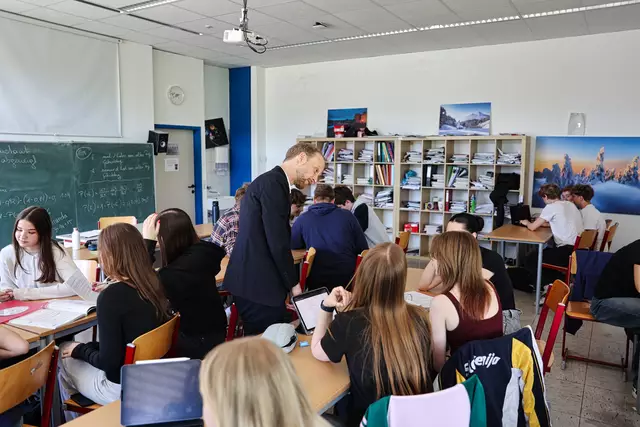Die Schüler entwickeln im Fach "Demokratische Grundbildung" demokratische Werte: Schulleiter Bachofner-Mayr unterrichtet dieses dabei selbst. | Foto: Reischl