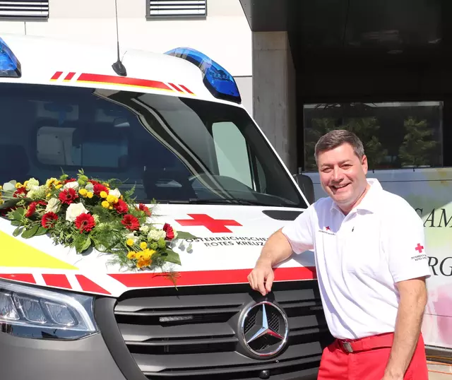 Mario Gruber ist ehrenamtlicher Ortsstellenleiter vom Roten Kreuz Seiersberg-Pirka und seit 33 Jahren im Einsatz für die Organisation. Stolz ist er auf seine 120 Mitarbeiter und seine Rot Kreuz-Jugend. Das alte Rettungsauto der Dienststelle kam in die Jahre. Es wird im Bezirk als Reservefahrzeug eingesetzt, wo es gebraucht wird. Die Segnung des neuen Fahrzeuges ist Gruber wichtig. "Wir sind mit dem Fahrzeug viel unterwegs und wir wollen alle wieder gut nach Hause kommen".  | Foto: Edith Ertl