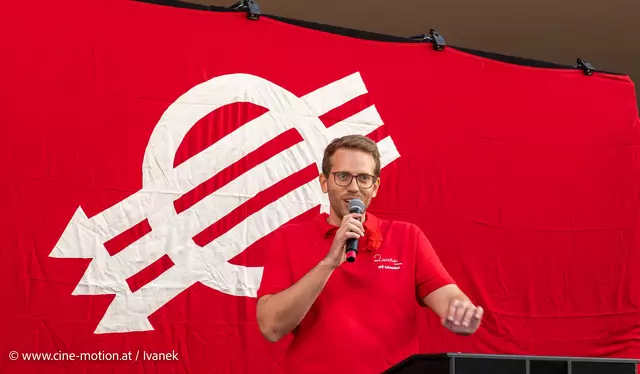 Stadtrat Marko Luksch auf der Rednerbühne. | Foto: www.cine-motion.at / Ivanek