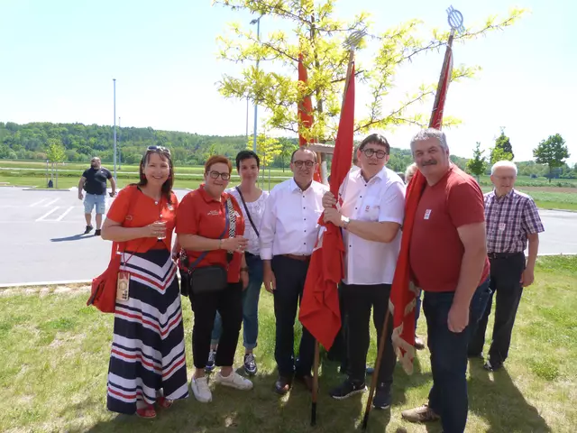 Die Teilnehmenden führten Fahnen und Transparente mit sich – ein sichtbares Zeichen politischer Präsenz und Tradition bei der 1. Mai Feier in Lutzmannsburg. 