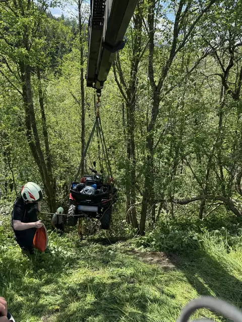 Der Rettungshubschrauber C17 transportierte den 56-Jährigen in das UKH Graz. Die 52-Jährige befindet sich im UKH Kalwang. | Foto: FF Kammern i.L.