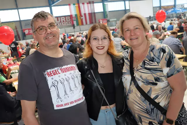 Heinz Pernutsch mit Celine und Bernadette Jerin | Foto: Christopher Polesnig