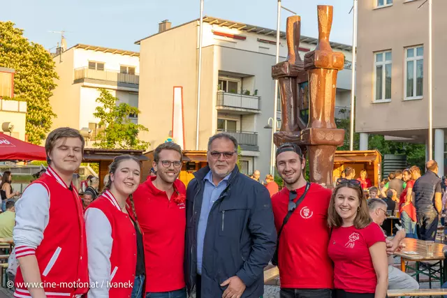 Junge Generation umrahmt Willi Mernyi vom ÖGB. | Foto: www.cine-motion.at / Ivanek