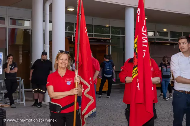Fahnenträgerin Susanne Fälbl - Gemeinderätin und Geburtstagskind des Tages. | Foto: www.cine-motion.at / Ivanek