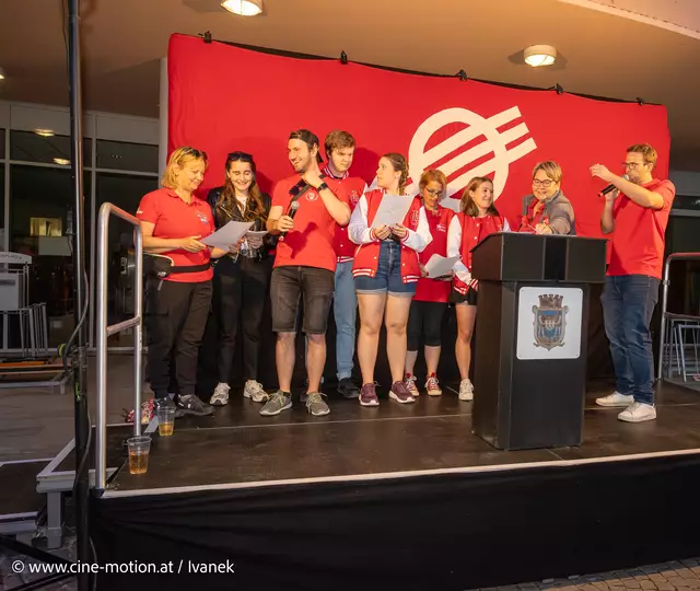 Chor der freiwilligen Sänger für das Lied Internationale. | Foto: www.cine-motion.at / Ivanek