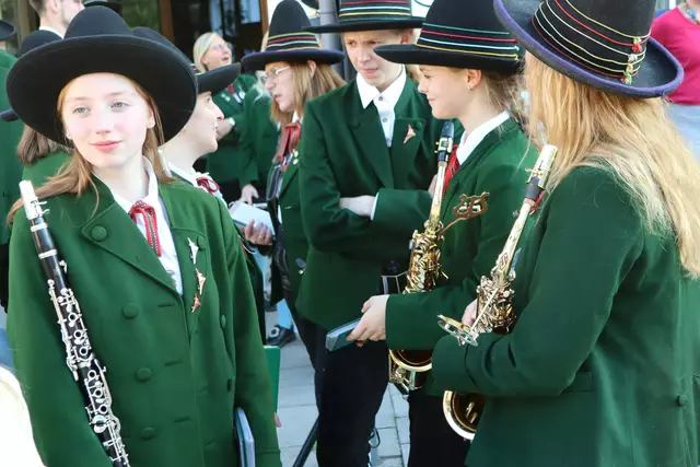 Entspannte Jungmusikerinnen der Musikkapelle | Foto: Gerhard Langmann