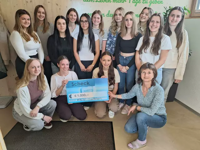 Vor Ostern wurde der Erlös der verkauften Töpferschalen vom Tageshospiz in Leogang entgegengenommen.     Foto: UDLM/HBLW
