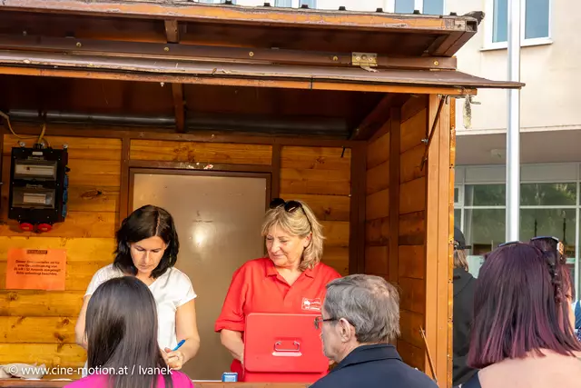 Inna Mlada bei der Bonausgabe für Essen und Getränke (rotes Leibchen mit Kasse). | Foto: www.cine-motion.at / Ivanek