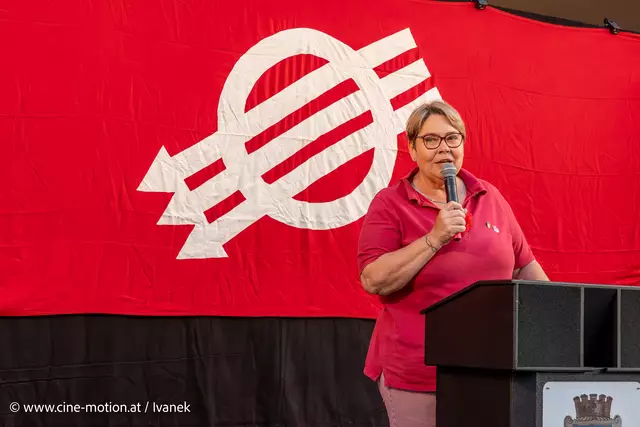 Bürgermeisterin Karin Baier erklärt ihre Liebe zu Schwechat. | Foto: www.cine-motion.at / Ivanek