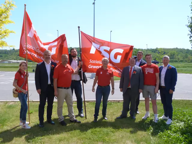 Die Fraktion Sozialdemokratischer Gewerkschafter:innen setzte ein Zeichen mit rot leuchtenden Fahnen. 