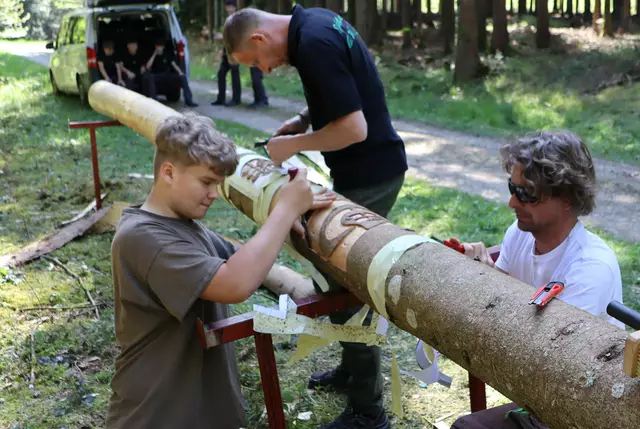 Auch die beiden Fachlehrer Andreas Herbst und Peter Freydl packten an | Foto: Gerhard Langmann