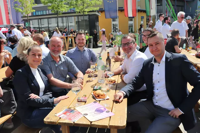 Bundesrat Peter Samt, Nationalrat Reinhold Maier und Landtagsabgeordneter Robert Mörth mit Mitgliedern aus dem FPÖ-Büro gaben dem Frühschoppen die Ehre.  | Foto: Edith Ertl