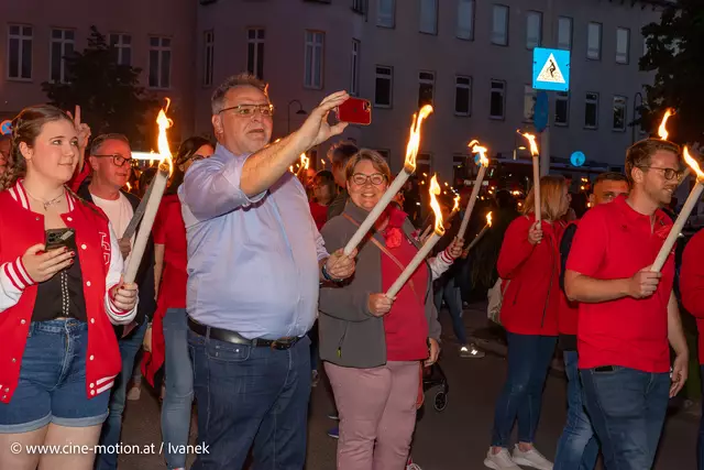 Um 20:30 Uhr setzte sich der Fackelzug in Bewegung.
 | Foto: www.cine-motion.at / Ivanek