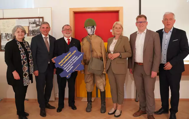 Ulrike Vitovec (Museumsmanagement NÖ), Bürgermeister Günther Kröpfl, Museumsleiter Friedrich Polleroß, Verteidigungsministerin Klaudia Tanner, Bezirkshauptmann Markus Peham, Martin Lammerhuber (Kultur.Region Niederösterreich) (v.l.). | Foto: Evi Leutgeb