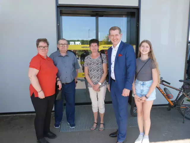 Christian Vlasich war ebenso vor Ort und suchte das Gespräch mit einigen der Teilnehmenden. 