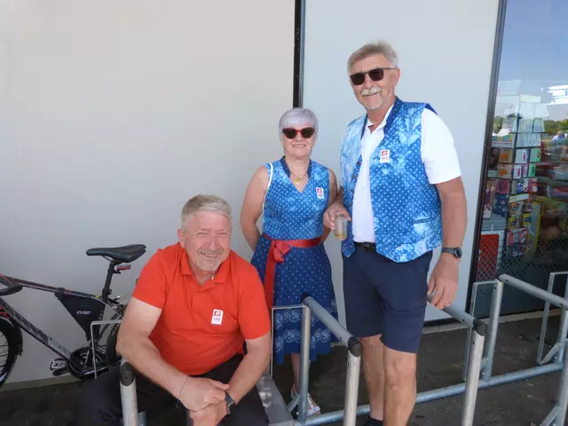 Im Schatten suchten die Gäste kurze Abkühlung bei strahlendem Sonnenschein und knapp 28 Grad. 