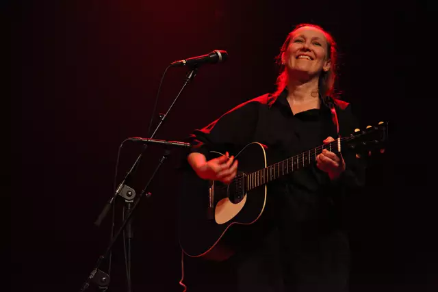 Mit Fingerfertigkeit und kreativen Soli – Sibylle Kefer an Gitarre und Flöte.