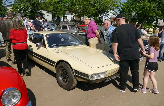 Vom VW-SP2 gibt es nur mehr fünf Stück - einer war in Eggenburg zu sehen.  | Foto: Hohenegger