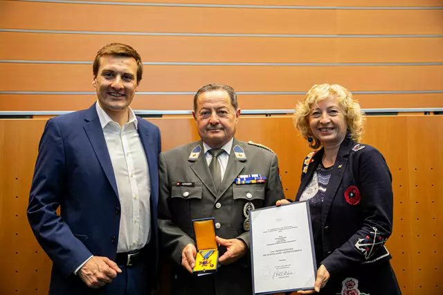 Kontroll-Landesrat Sven Hergovich (SPÖ), Ehrenbrandinspektor Vizeleutnant Walter Azinger, und Sozial-Landesrätin Eva Prischl (SPÖ) | Foto: SPÖ Niederösterreich