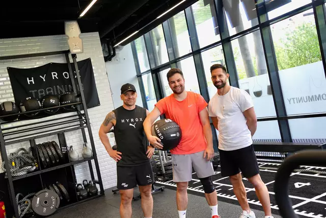 Studio-Chef Markus Prügger, Redakteur Markus Kropac und Hyrox-Coach Ivan Pranjic konnten nach der absolvierten Einheit gemeinsam wieder lachen.  | Foto: MeinBezirk