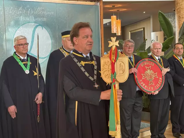 Die Sieger-Insignien wurden im Rahmen einer Zeremonie der Europäischen Weinritterschaft überreicht. | Foto: Martin Wurglits