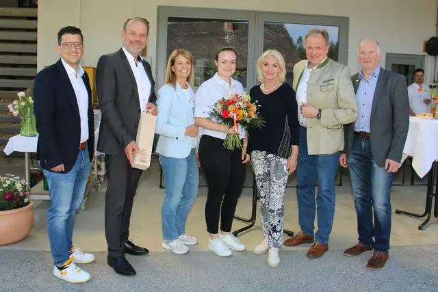 Gratulationen für Christine Frewein (4. v. l.): Lukas Kalcher, Andreas Herz, Karin Herz, Riki Vogl, Erwin Dirnberger und Werner Jost | Foto: Cescutti