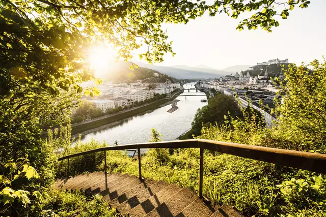 Die Sonne ist für das Leben auf der Erde unverzichtbar und beeinflusst unser Wohlbefinden, unsere Gesundheit und unsere Umwelt auf vielfältige Weise. Im Bild: Stadt Salzburg mit Blick Richtung Altstadt und Richtung Süden ins Innergebirg. | Foto: SalzburgerLand Tourismus