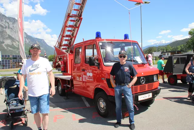Stolz präsentierte sich auch der Feuerwehr-Oldtimerklub Innsbruck mit seinem historischen Einsatzauto. | Foto: Manfred Jordan
