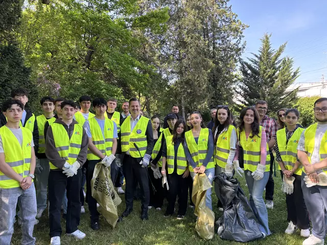 Die be.nature-Klasse 3BK hat zur Eröffnung des Bienengartens im Waldmüllerpark bei einer Müllsammel-Aktion geholfen.  | Foto: Michael Marbacher/MeinBezirk