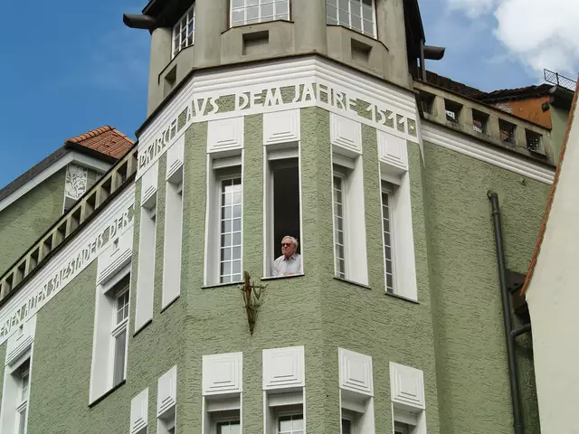 Helmut Köb blickte am 3. Mai 1945 genau aus diesem Erker Fenster in der Stadt Feldkirch und beobachtete das Kriegsende. Seine Erinnerungen hat er schriftlich in Mundart festgehalten. | Foto: Köb/privat